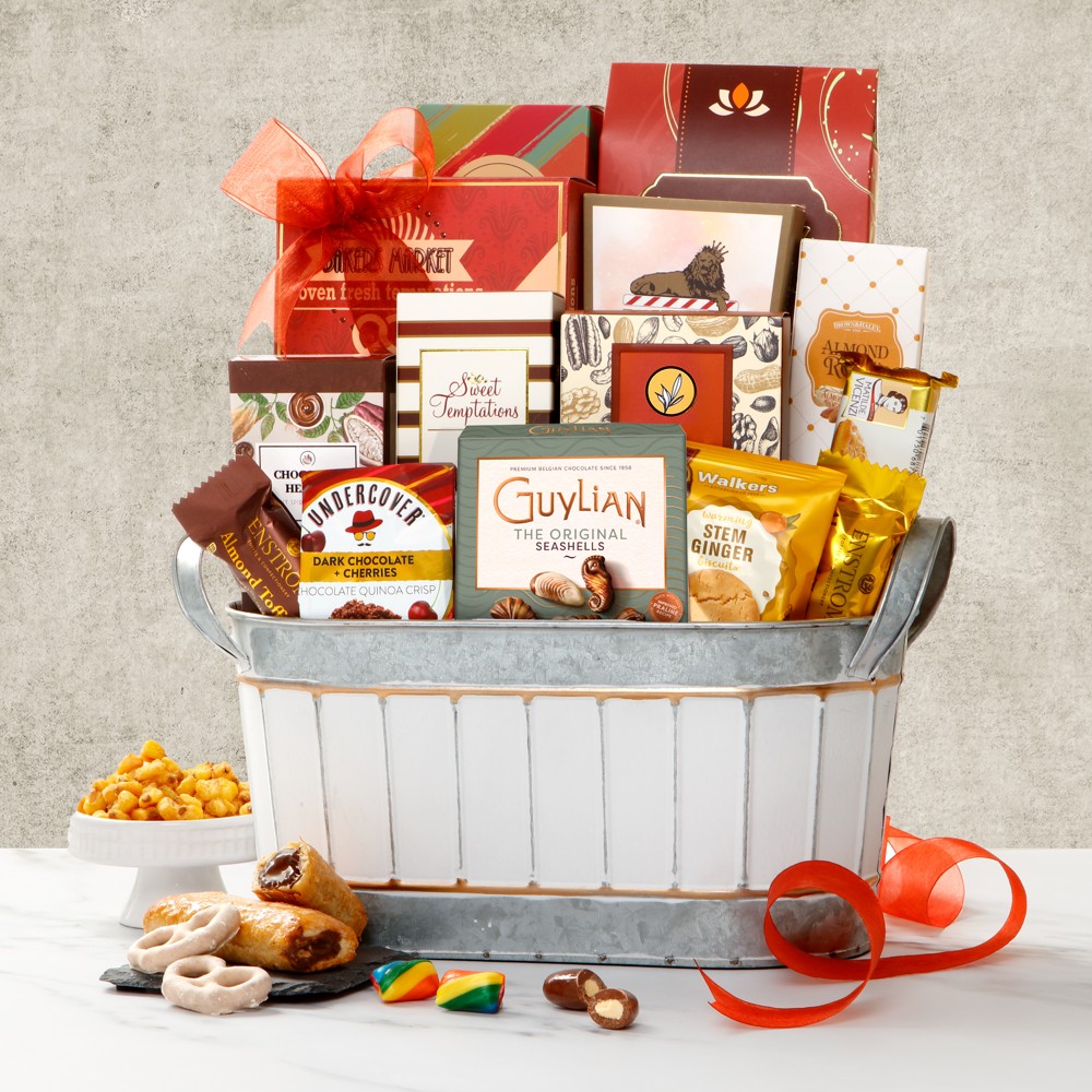 >Festive Delights Gift Basket